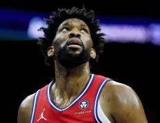 IM体育注册链接-关于恩比德轰46+15+7：76人大幅度领先擊退黄蜂的信息