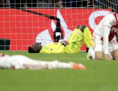 IM体育平台-阿贾克斯绝杀巴黎，独家逆转历史