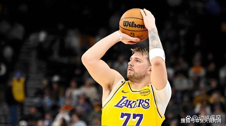 IM体育-小牛队球员东契奇压哨三分绝杀对手