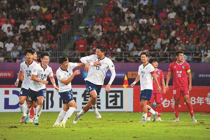 IM体育-包含足球联赛中球队的拼搏精神令人动容，豪情万丈的词条